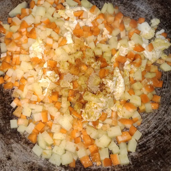 Pertama, siapkan wortel dan kentang. Potong kecil-kecil dan cuci bersih, lalu orak arik telur dan masukkan kentang beserta wortel. Kemudian tambahkan kaldu bubuk.