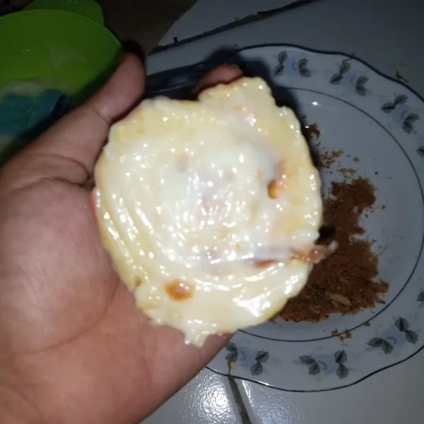 gulung roti perlahan,kemudian padatkan. setelah itu beri olesan campuran mayonaise dan skm.