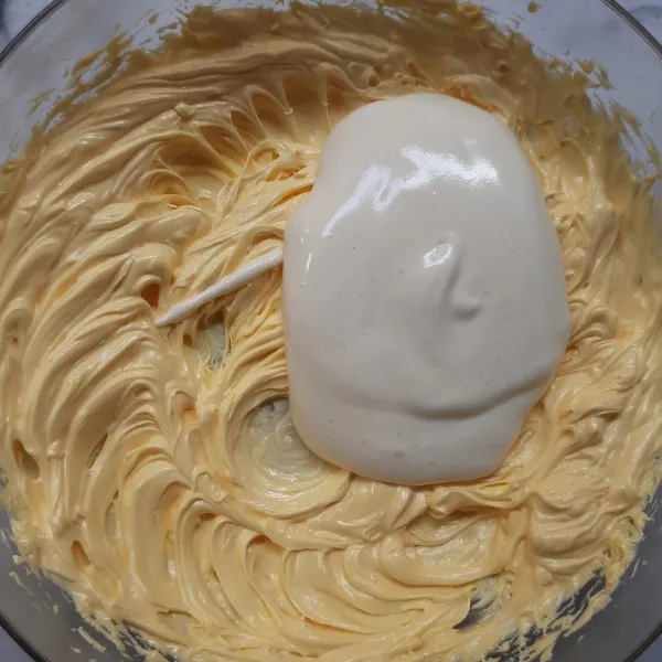 Mixer skm dan margarin sampe pucat, masukkan  sekitar 5 sendok spatula adonan yang sebelumnya, lalu aduk balik. Gunanya agar saat dicampur lagi ke adonan telur, lebih gampang diaduk.
