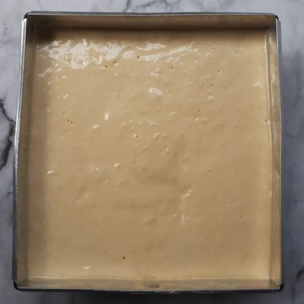 Masukkan ke dalam loyang yang bawahnya sudah dilapisi dengan kertas roti, lalu samping loyang tidak perlu diolesi dengan margarin. Oven hingga matang sekitar 20-30 menit sesuai oven masing-masing.