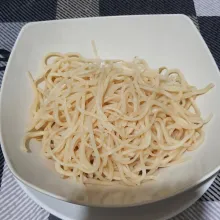 Tata dalam mangkuk tauge dan mie lalu siram kuah. Tambahkan dengan bahan pelengkap.