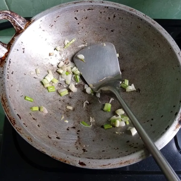 Tumis bawang putih dan daun bawang sampai harum, kemudian tambahkan secubit garam.