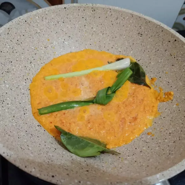 Siapkan bumbu halus lalu panaskan minyak. Tumis bumbu halus, tambahkan serai, daun salam, dan daun pandan. Tumis hingga harum.