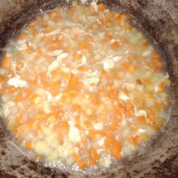 Lalu, rebus hingga wortel dan kentang empuk. Setelah empuk, tambahkan gula dan garam.