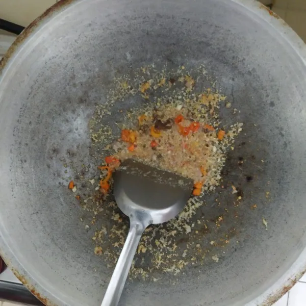 Tumis bawang merah, bawang putih, cabai dan terasi sampai harum.