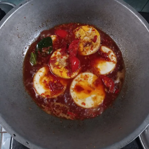Masukkan telur ceplok, masak sampai kuah agak menyusut. Kemudian angkat.