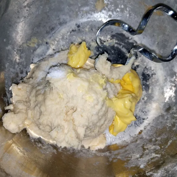 mixer hingga Kalis masukkan butter dan garam