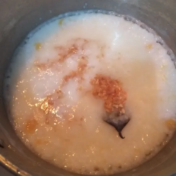 Panaskan wajan, beri minyak sedikit. Tumis bawang putih cincang hingga harum kemudian tuangkan ke bubur yang tengah dimasak. Aduk rata.
