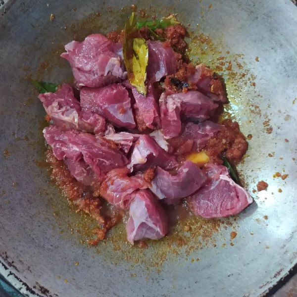 Masukkan bumbu aromatik, aduk sampai layu. Masukkan daging, aduk sampai berubah warna.