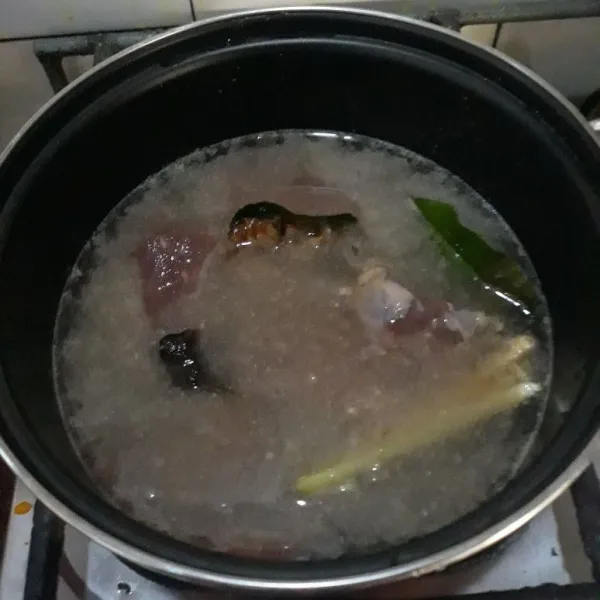 Siapakan panci dan tuang 1,5 liter air. Rebus daging bersama jahe, lengkuas, serai, daun salam, asam jawa dan bumbu halus. Aduk rata dan masak daging sampai empuk.