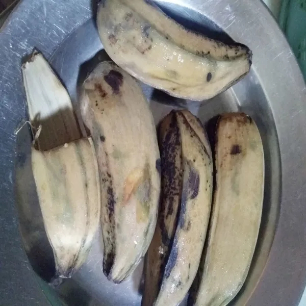 Kukus pisang keping beserta kulitnya selama kurang lebih 10-15 menit. Sisihkan.