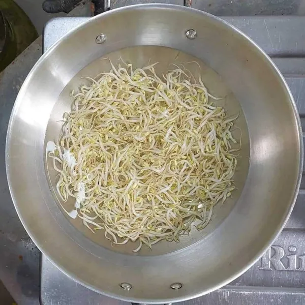 Rebus tauge selama 5 menit, angkat. Angkat dan tiriskan.