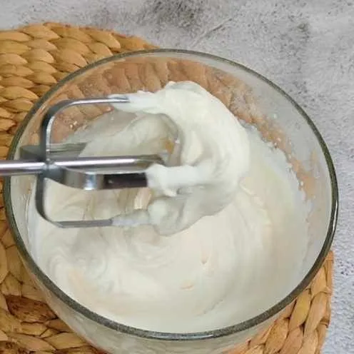 Mixer whipp cream bubuk dan susu dingin hingga kaku.