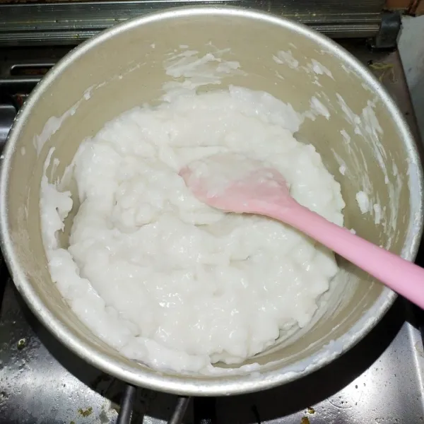 Masak bubur dengan api sedang sambil terus diaduk hingga bagian bawah panci dapat terlihat dan bubur meletup-letup.