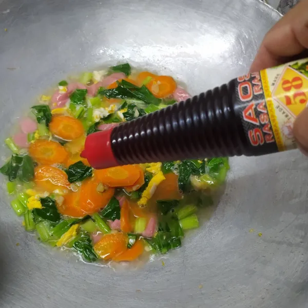 Bumbui saos raja rasa, saos tiram, merica bubuk, garam dan gula pasir. aduk rata sambil koreksi rasa sesuai selera.