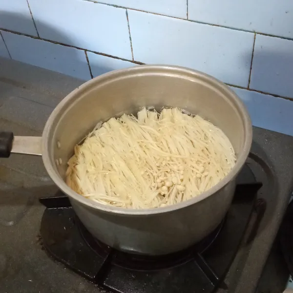 Rebus jamur enoki selama 1-2 menit.