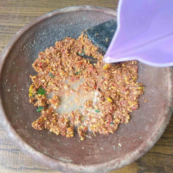 Membuat sambal pecel: goreng bawang putih, cabe rawit, cabe merah dan kencur hingga layu lalu uleg bersama garam hingga halus. Tambahkan kacang tanah, uleg hingga halus. Tambahkan gula merah, asam jawa dan daun jeruk lalu uleg hingga halus. Tambahkan secukupnya air hangat aduk sampai larut.