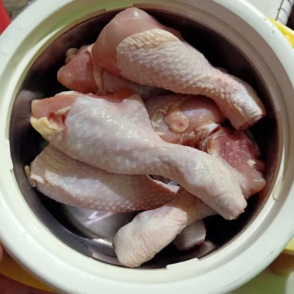 Siapkan ayam lalu cuci bersih dan tiriskan.