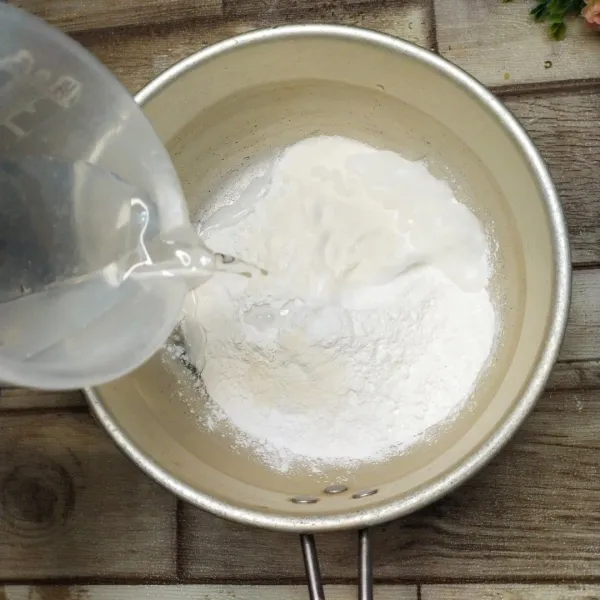 Masukkan air, ratakan hingga tepung larut baru naikkan ke atas kompor.