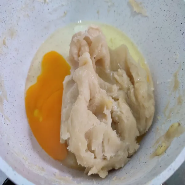 Tambahkan 2 butir telur ayam, aduk hingga merata.