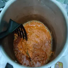 Tumis bumbu halus dan kari bubuk hingga harum. Tambahkan serai, daun salam, daun jeruk, dan daun kunyit.