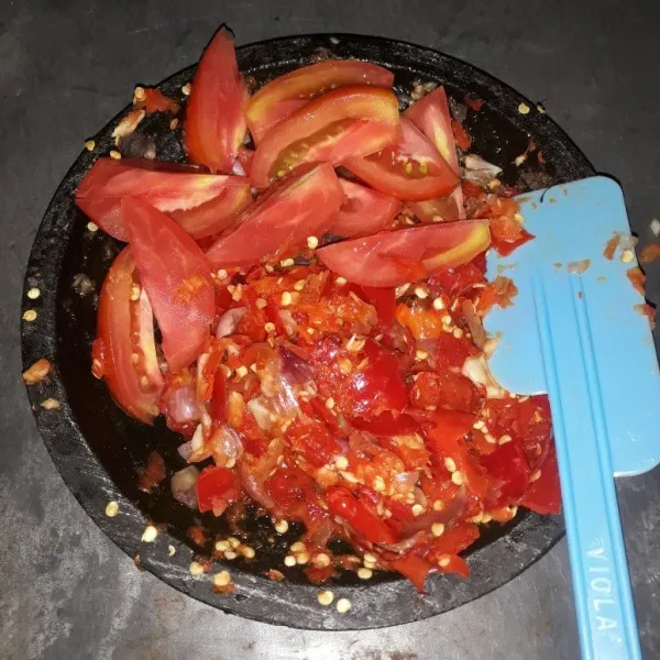 Haluskan cabe, bawang merah, bawang putih. dan tomat iris.