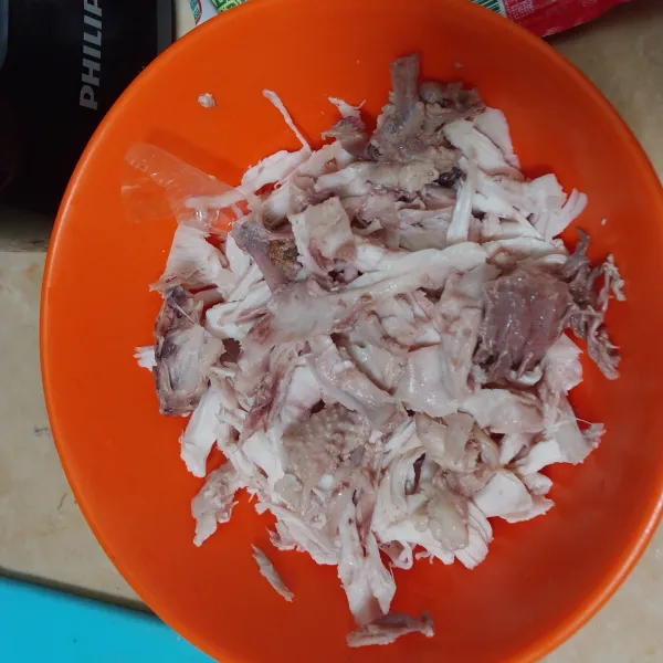 Suwir daging ayam, sisihkan.