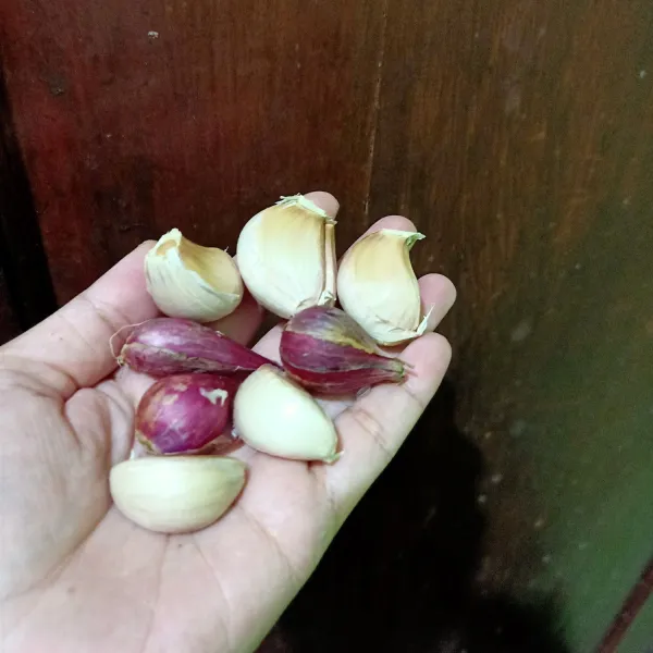 Siapkan bawang merah dan bawang putih.