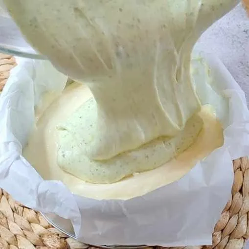 Setengah adonan lain beri bubuk matcha.