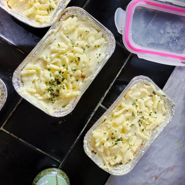 Susun adonan, dibagian bawah pasta & atasnya dilengkapi dengan Saus Bechamel serta keju mozarella.