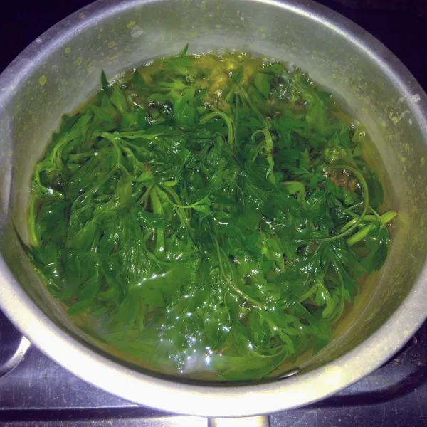 Cuci bersih semua bahan sayur. Rebus kenikir bersama sedikit garam sampai matang. Angkat lalu siram dengan air dingin dan tiriskan. Rebus kacang panjang dan kecambah. Untuk kecambah cukup masukkan ke dalam air mendidih selama 30 detik lalu angkat. Sisihkan