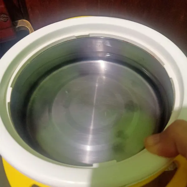 Siapkan air kelapa.