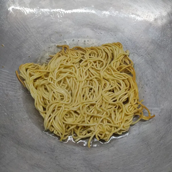 Goreng mie dengan api kecil sampai kering. Angkat tiriskan. taruh di piring saji.
