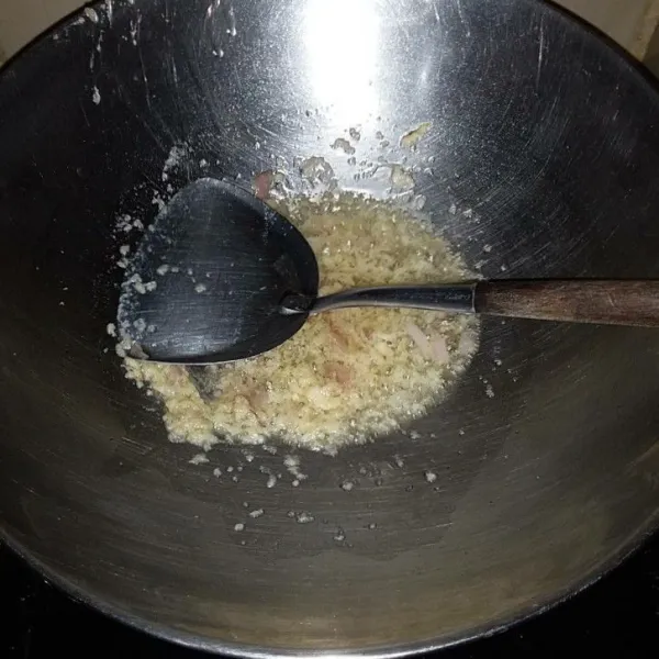 Panaskan minyak goreng. Tumis bumbu hingga harum