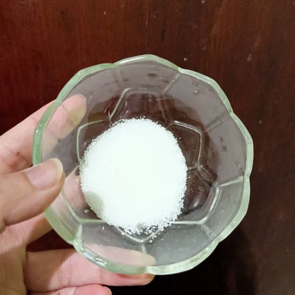 Tambahkan gula pasir.