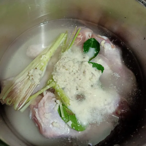 Masukkan bumbu halus, lengkuas, dan jahe.