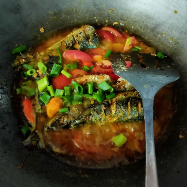 Masukan garam, kaldu bubuk, gula, cabai rawit utuh, potongan tomat, dan daun bawang. Lalu aduk rata dan masak hingga bumbu meresap serta air berkurang. Jika sudah, matikan.