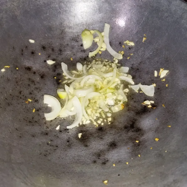 Lalu tumis bawang bombay dan bawang putih dengan 3 sdm minyak goreng hingga harum.