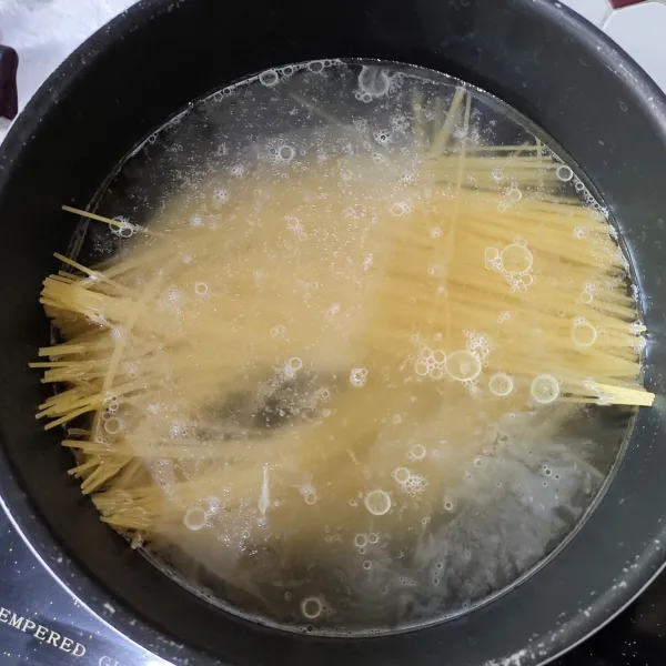 Rebus pasta hingga 3/4 matang, dan seasoning dengan menggunakan garam dan masukan minyak agar pasta tidak lengket.