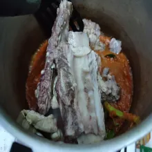 Masukkan daging yang sudah direbus ke dalam bumbu.