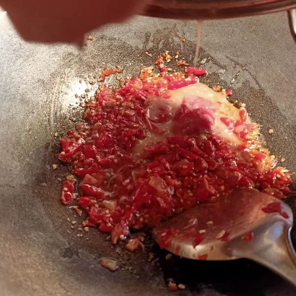 Panaskan minyak secukupnya, tumis cabe yang telah digiling atau uleg kasar kemudian masukan sisa air ungkep daging. Masak hingga air berkurang dan berminyak.