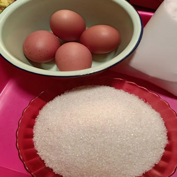 Siapkan gula pasir dan telur.