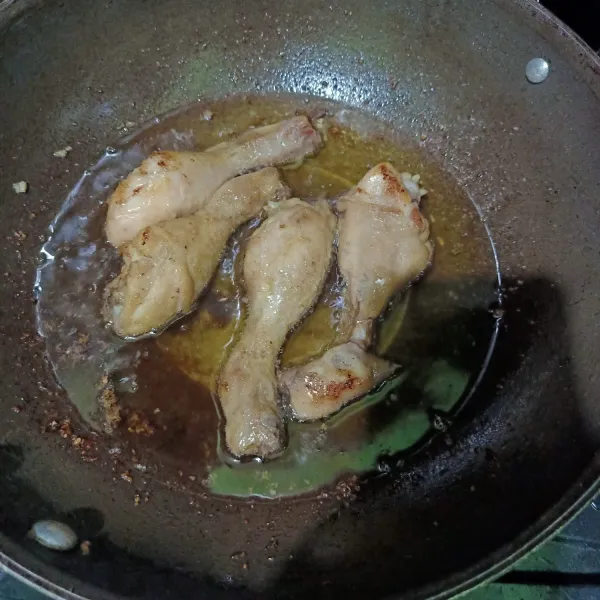 Siapkan wajan dan panaskan minyak, lalu goreng ayam pop sebentar saja agar lapisan kulit ayam sedikit kering. Sajikan.