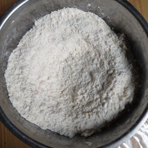 Untuk donat. Campur bahan kering kecuali garam dengan kentang. Remas-remas sampai seperti pasir.