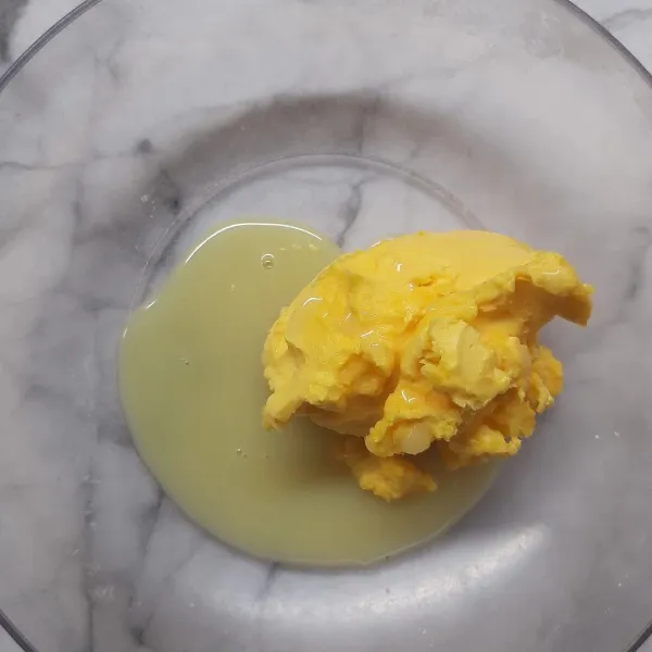 Mixer mentega dan skm sampe creamy.
