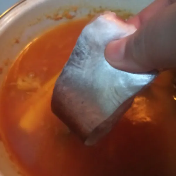 Masukkan ikan patin yang sudah dicuci. Beri garam dan air jeruk nipis. Masak hingga mendidih.