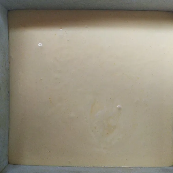 Masukkan ke dalam loyang yang sudah diolesi margarin. Oven sampe matang.
