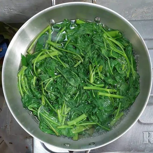 Rebus kangkung dalam air mendidih sampai matang. Angkat dan tiriskan.