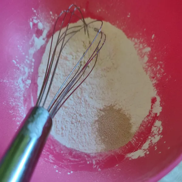 Campurkan tepung beras, tepung terigu, gula, serta ragi instan, aduk rata.