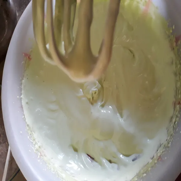 Mixer putih telur hingga berbusa. Tambahkan SP dan gula secara bertahap. Mixer sampai kental berjejak.